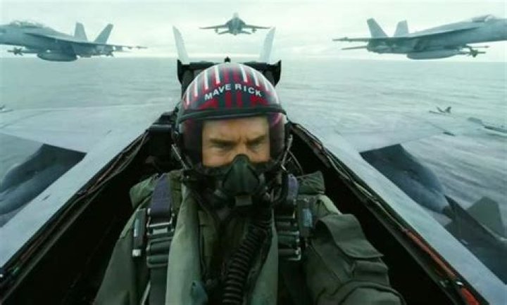 Did Tom Cruise fly a real plane in Top Gun?