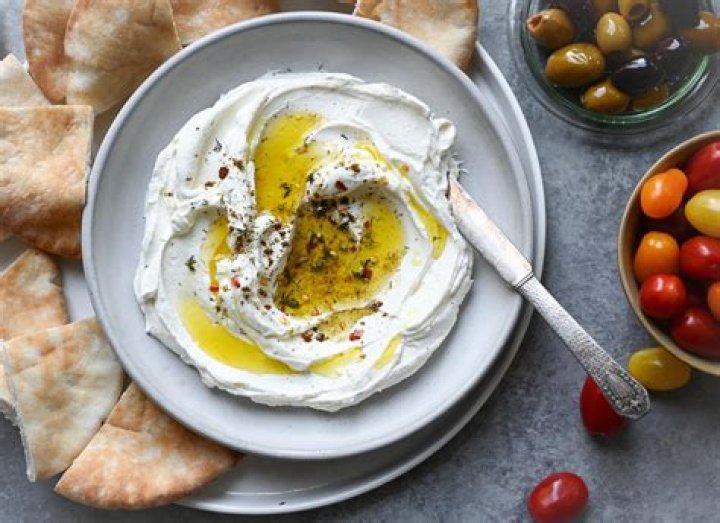 Does labneh taste sour?