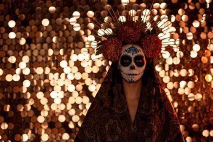 How is a Catrina dressed?