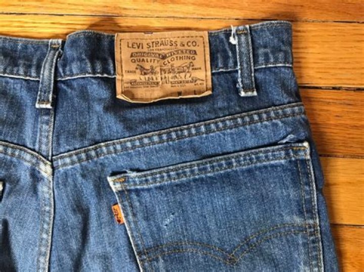 What do orange tabs mean on Levis?