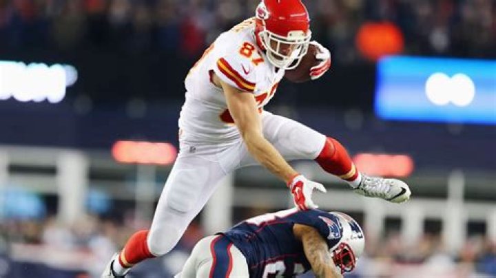 What is Travis Kelce salary?